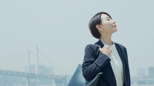 都会で働くビジネスウーマン（ビジネス・仕事）