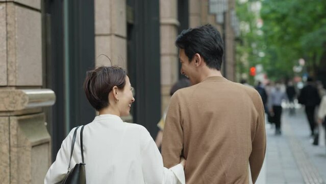 スローモーション　デートをする夫婦（カップル・歩く・散歩）