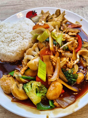 Chop - Suey chicken Eating Vietnamese