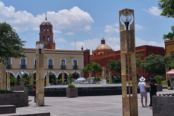 Vista de Plaza de la Constitución en Calles del Centro Histórico de Querétaro con templo de San...