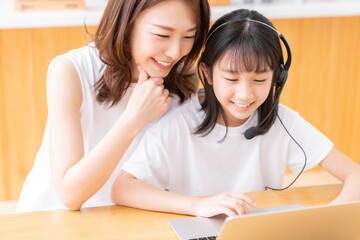 パソコンで勉強する親子　通信学習