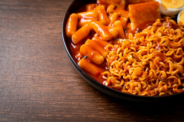 Korean instant noodles with Korean rice cake and fish cake and boiled egg
