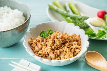 ご飯と鶏そぼろ