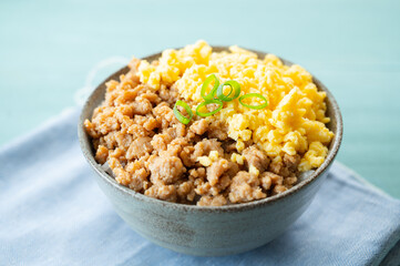 二色の鶏そぼろ丼