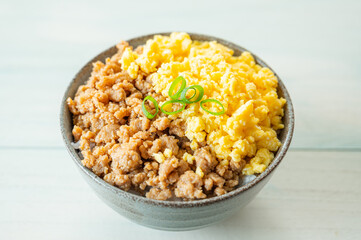 二色の鶏そぼろ丼