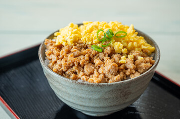 二色の鶏そぼろ丼