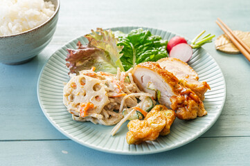 ご飯と鶏のおかず