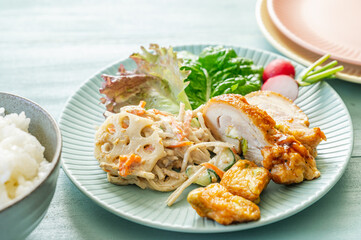 ご飯と鶏のおかず