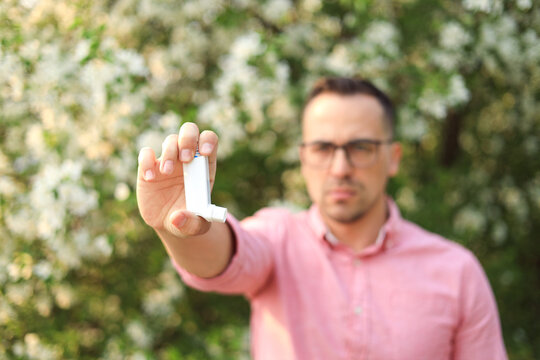 White asthma inhaler. Pharmaceutical products for the treatment of symptoms of asthma or COPD. Use according to prescription. - Powered by Adobe