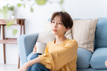 Fototapeta premium コップを持ちメイクをしたきれいな日本人女性