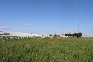 Fototapeta na wymiar Centrale solaire photovoltaïque en cours de construction, parc photovoltaïque de Nitry, village de Nitry, département de l'Yonne, France