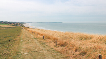 Fototapeta na wymiar chemin de randonnée le long de la côte d'Opale le long de la Manche dans le Pas-de-Calais en France