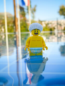 Split - Kroatien 31. Mai 2022 Lego Figur mit Badekappe im Pool