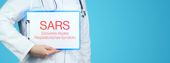 SARS (Schweres Akutes Respiratorisches Syndrom). Arzt mit Stethoskop hält blaues Klemmbrett. Text...