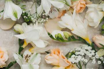 Obraz premium photo close up of white and peach flowers through wet glass, screensaver on the phone, floral background, postcard template