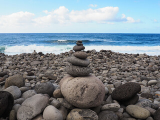 Fototapeta na wymiar beautiful stone formation in front of the blue ocean 