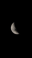 Photo de la demi-lune la nuit sur un fond noir