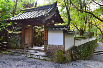 Fototapeta na wymiar 京都市の世界遺産高山寺の石水院門