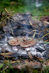 Saucisses au barbecue grillade feu de bois patate braise