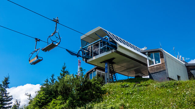 Seilbahnstation auf einer Bergspitze mit blauem Himmel