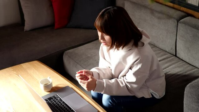 ノートパソコンで仕事をする日本人のビジネスイメージ