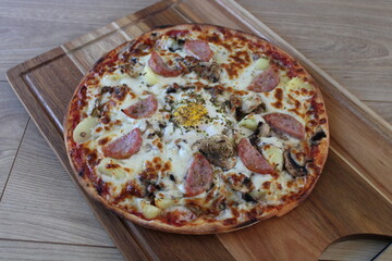 Pizza saucisse de Morteau, œuf, champignons, pommes de terre