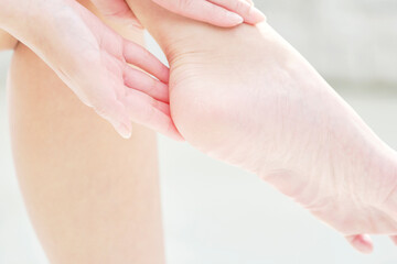 踵をお手入れする女性　クローズアップ