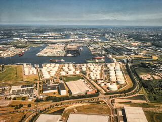 Obraz premium oil and gas storage tanks in harbor