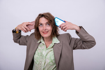 Business-Frau hält 2 Handys an ihren Kopf