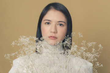 かすみ草を持つ女性