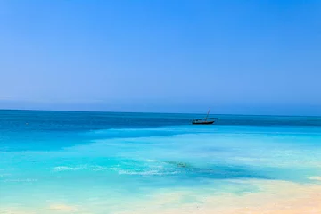 Cercles muraux Plage de Nungwi, Tanzanie Vue sur la plage de sable tropical de Nungwi et le boutre en bois traditionnel dans l& 39 océan Indien à Zanzibar, Tanzanie