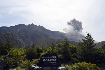 桜島の噴火と噴煙　湯の平展望所からの眺望