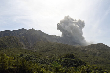 桜島の噴火と噴煙　湯の平展望所からの眺望