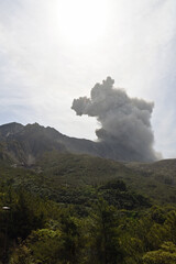 Fototapeta na wymiar 桜島の噴火と噴煙　湯の平展望所からの眺望