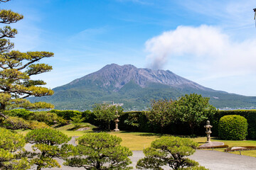 桜島の噴火と噴煙　仙厳園からの眺望