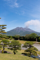 桜島の噴火と噴煙　仙厳園からの眺望