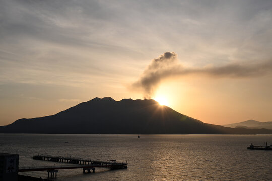 桜島の噴火と噴煙　鹿児島市内からの眺望