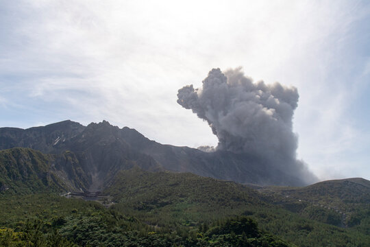 桜島の噴火と噴煙　湯の平展望所からの眺望