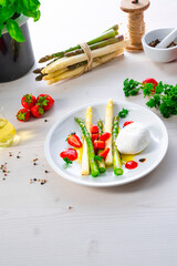 Burrata cheese with asparagus and strawberries