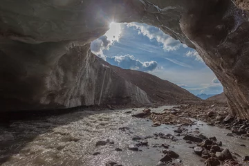 Foto auf Acrylglas Trüber Gletscherbach, der aus einer in das Eis des Vallelunga-Gletschers gehauenen Höhle kommt. Der Gletscher befindet sich auf einem schnellen Rückzug, verursacht durch die globale Erwärmung, Alto Adige, Italien © Gianluca
