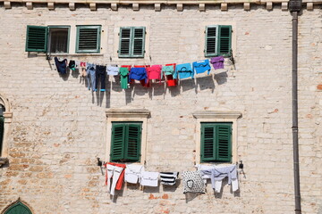 Wäscheleine mit Wäsche an der Hauswand