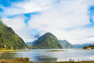 Tuinposter Low Tide in Milford Sound in New Zealand © Fyle