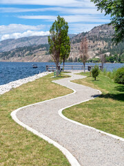 Obraz premium Winding trail leading to wooden sightseeing platform on the lake