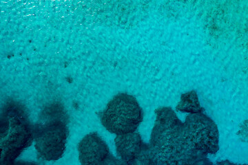 Atemberaubende Luftaufnahme von Pelosa Beach. Stintino, Sardinien, Italien. Strand von La Pelosa, Sardinien, Italien. La Pelosa Strand, wahrscheinlich der schönste Strand in Sardinien, Italien