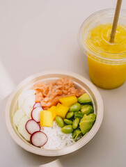Acai bowl de salmon, arroz y aguacate