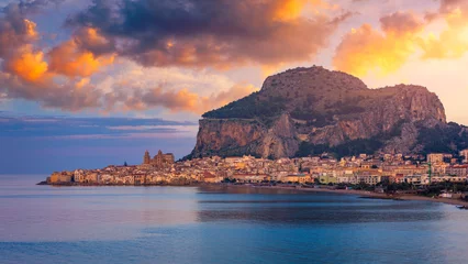 Foto op Canvas Cefalu, middeleeuwse stad van het eiland Sicilië, provincie Palermo, Italië. Cefalu is een stad in de Italiaanse metropool Palermo, gelegen aan de Tyrrheense kust van Sicilië, Italië. © daliu