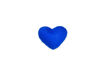 Corazón azul de fieltro hecho a mano sobre un fondo blanco liso y aislado. Vista superior y de cerca. Copy space