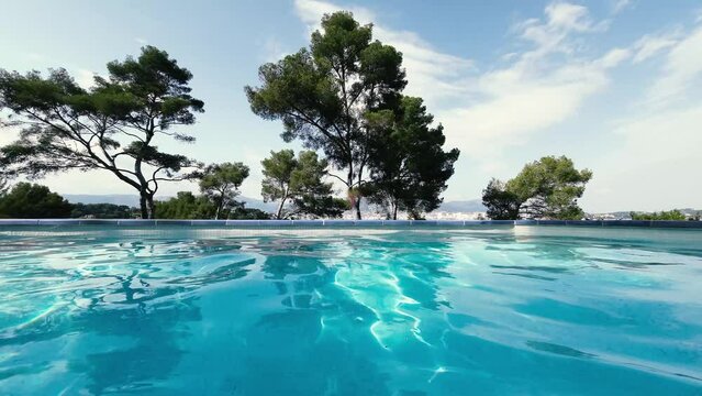 Caméra immersive dans une piscine avec des arbres