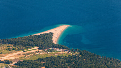 Zlatni Rat (Gouden Kaap of Gouden Hoorn) beroemde turquoise strand in Bol stad op het eiland Brac, Dalmatië, Kroatië. Zlatni Rat zandstrand in Bol op het eiland Brac in Kroatië in de zomer.