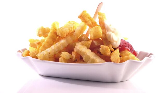 Pommes Frites mit Ketchup und Mayonnaise